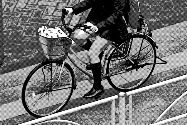 自転車に乗る女子高生