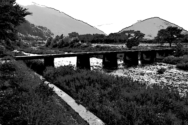 田舎　橋が架かる川