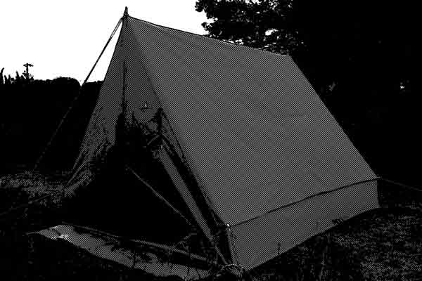 山中にぽつねんと置かれた古いテント